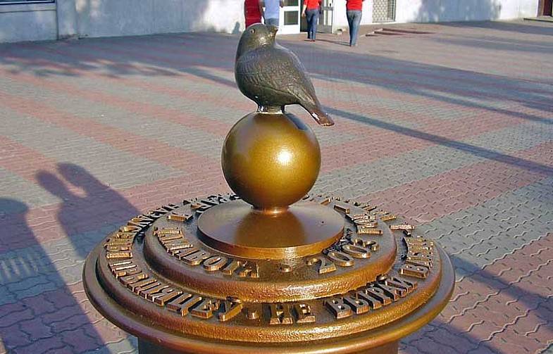 Памятник воробью pamyatnik_vorobyu.jpg